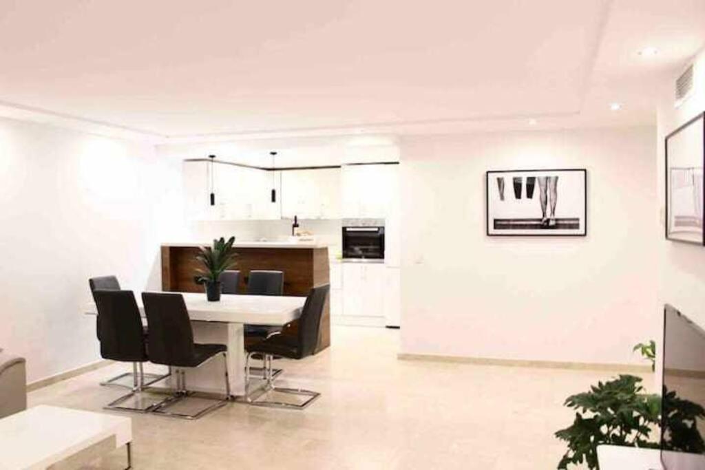 Large Modern Beach Front Apartment, Rooftop Pool!! Marbella Exterior photo