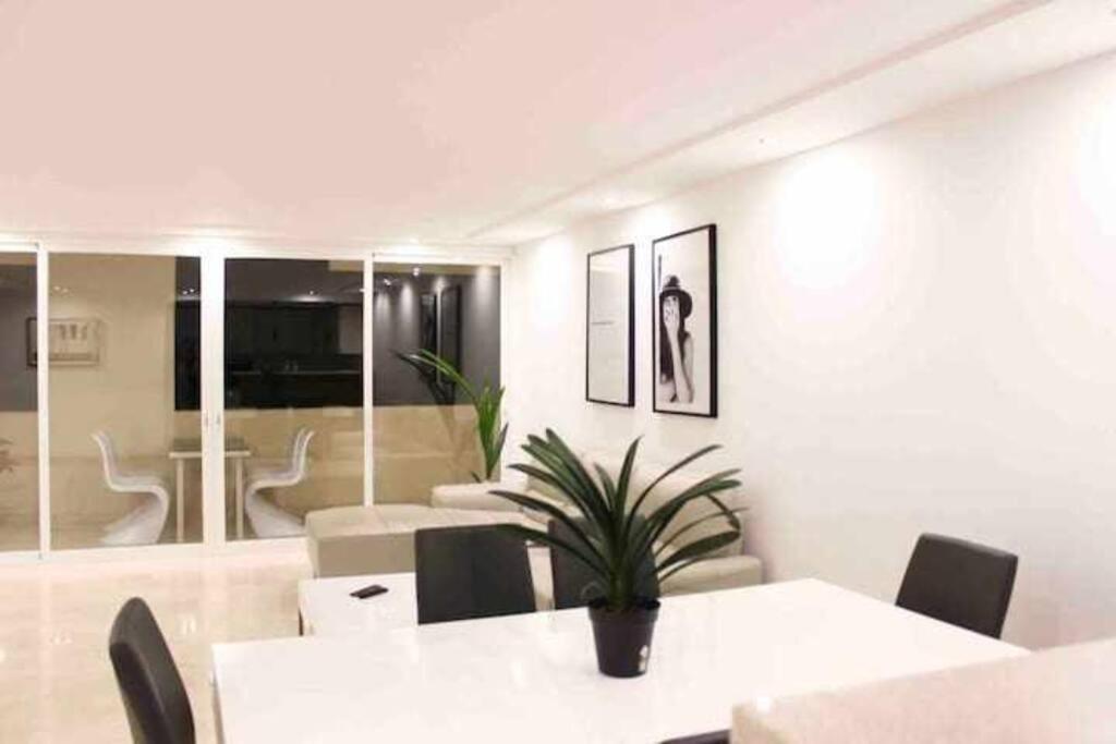 Large Modern Beach Front Apartment, Rooftop Pool!! Marbella Exterior photo
