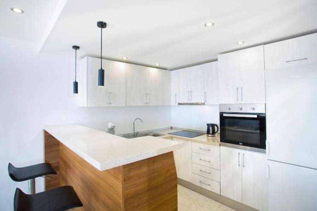Large Modern Beach Front Apartment, Rooftop Pool!! Marbella Exterior photo